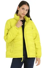Campera puffer de diseño acolchado, color verde lima, con cuello alto, cierre frontal completo y puños elásticos.