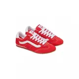 Championes Vans modelo Super Lowpro, de perfil bajo y diseño retro. Confeccionados en gamuza color rojo con detalles en blanco en la banda lateral característica, cordones y talón. Presentan suela de goma con textura dentada.