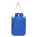 Mochila acolchada color azul eléctrico, con diseño acolchado horizontal. Posee asas superiores y correa larga desmontable para llevar al hombro o cruzada. Incluye un bolsillo frontal con logo en relieve.