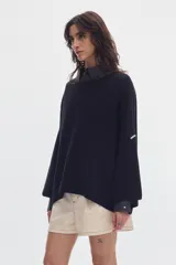 Sweater de punto negro con cuello bote y mangas evasé, confeccionado en algodón con diseño holgado.