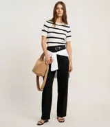 Blusa de punto ligero con diseño de rayas horizontales, cuello redondo y mangas cortas. Confeccionada en una mezcla de viscosa y poliamida, presenta un ajuste al cuerpo.