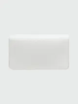 Cartera bandolera Marc Jacobs modelo LongShot, color blanco, con cadena plateada y logo metálico plateado en el frente.