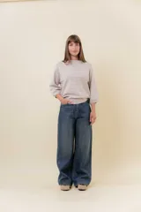 Jean wide leg de tiro alto con costura frontal decorativa, bolsillos delanteros con remaches y bolsillos traseros amplios. Presenta un interior afelpado para mayor abrigo.