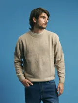 Sweater de tejido de punto con escote redondo y manga larga, con diseño moteado en tonos tierra.
