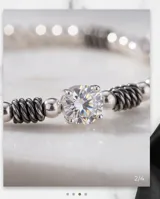 Pulsera de plata 925 compuesta por pequeñas esferas metálicas, con un dije central de circonia brillante y detalles de cuentas estriadas a los lados.