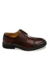 Zapato de vestir masculino tipo Oxford o Derby, color marrón oscuro con acabado lustroso. Presenta puntera con costura tipo cap-toe y detalles de perforaciones (brogue) en la puntera y a lo largo de los paneles laterales. Tiene cordones finos y suela de goma negra.