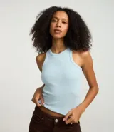 Musculosa de algodón ribana, color celeste claro, con cuello redondo y corte ajustado.