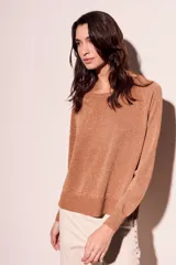 Sweater negro de manga larga con escote redondo y tejido ligero con brillo sutil de lurex.