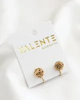 Par de caravanas doradas con forma de esfera tejida.