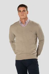 Buzo tejido de algodón con cuello en V, de diseño clásico y liviano, ideal para media estación.