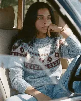 Sweater de punto color gris con diseño nórdico en tonos bordó y crudo, cuello redondo y mangas largas.