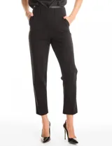 Pantalón de crepe marca Zac & Rachel, color negro, de corte recto y entallado, con largo hasta el tobillo. Presenta pretina con detalles en cuero sintético, pasadores funcionales, cierre con broche interno y bolsillos aplicados en la parte delantera.