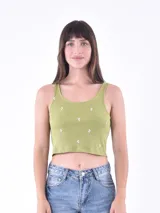 Musculosa corta de tejido acanalado color verde oliva, con cuello redondo y pequeños bordados blancos en forma de cactus.