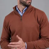 Buzo de punto color beige con diseño de medio cierre y cuello alto, confeccionado en mezcla de algodón y poliéster.
