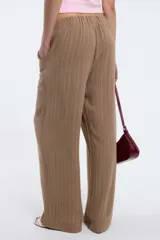 Pantalón de vestir marrón a rayas verticales, de corte palazzo y tiro alto.