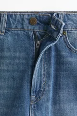Bermudas de cinco bolsillos en denim de algodón rígido, con talle alto, cierre de cremallera y botón.