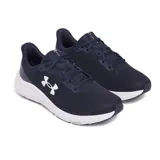 Championes de running Under Armour modelo Charged Pursuit 4, color azul marino con logo blanco en el lateral y entresuela blanca con tecnología Charged Cushioning. Presentan una parte superior de malla transpirable y diseño ergonómico para mayor comodidad y respuesta.
