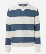 Sweater de tejido de punto con rayas horizontales anchas en azul y blanco, cuello solapa tipo polo con escote en V y mangas largas.