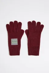 Guantes de punto color bordó con etiqueta de silicona con logo de la marca.