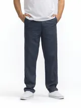 Pantalon de corte clasico confeccionado en una mezcla de lino y viscosa. Presenta cintura con pasadores para cinturon, cierre y boton frontal, dos bolsillos laterales y dos bolsillos traseros con boton.