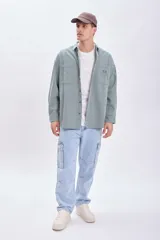 Pantalón de jean cargo recto color celeste claro.