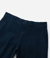Pantalón masculino de corte skinny confeccionado en sarga de algodón con elastano. Presenta cierre frontal con botón y cremallera, cintura con trabillas y bolsillos laterales y traseros.