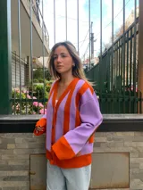 Cárdigan tejido de lana merino color lila con rayas verticales color naranja.