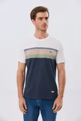 Remera de algodón con diseño de bloques horizontales de colores blanco, azul, beige y verde, de manga corta y cuello redondo.