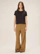 Pantalon de tiro medio alto, corte recto y amplio, con bolsillos delanteros y traseros, detalles de costuras visibles y confeccionado en mezcla de algodón y lyocell.