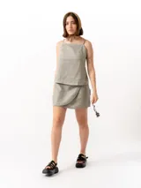 Top color gris claro de lino con breteles finos regulables, escote recto y cierre lateral invisible.