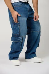 Pantalón de jean estilo baggy con diseño cargo, color azul lavado, con múltiples bolsillos laterales y corte holgado.