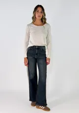 Pantalon recto bicolor con frente en denim azul y espalda en denim negro, presenta franjas laterales en tono claro y cierre frontal con botones.