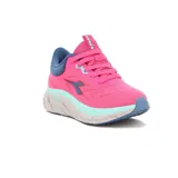 Championes deportivos Diadora modelo Proton para mujer, color rosa vibrante con detalles en azul claro y azul oscuro. Presentan una capellada de tejido técnico con textura ondulada, logo Diadora en el lateral, cuello acolchado azul oscuro y una suela gruesa con entresuela en gris claro y una banda decorativa en azul claro.