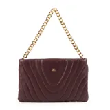 Bandolera rectangular de cuero sintético color púrpura con diseño acolchado. Presenta una cadena decorativa dorada en el frente, cierre principal y correa regulable al tono.