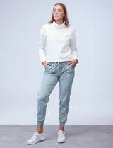 Pantalón jogger celeste de la marca Zac & Rachel, con pretina ancha elastizada y lazo de ajuste. Delantera con dos bolsillos y terminación de ruedo con puño elastizado.
