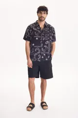 Camisa de viscosa de manga corta, de corte clásico y color negro con estampado paisley.