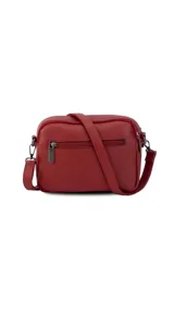Bandolera de símil cuero color rojo, con doble bolsillo principal, un bolsillo frontal y un bolsillo trasero. Incluye correa ajustable.