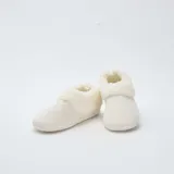 Pantuflas cerradas color beige, con exterior de ante sintético e interior de felpa.