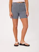 Short de tiro alto de denim con patrón de rayas verticales en tono azul y blanco, de corte holgado.