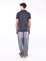 Chomba azul marino con cuello polo y mangas cortas.