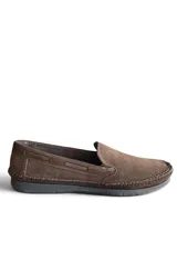 Mocasines de cuero marrón Pierre Bogalle, diseño clásico con costuras visibles alrededor de la puntera y suela plana.