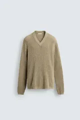 Jersey de punto con calce relajado, cuello pico y manga larga. Tejido en hilatura con textura irregular, mezcla de algodón y lino.