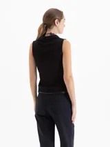 Musculosa de algodón pima, con cuello redondo y ajuste al cuerpo.