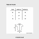 Camisa celeste y blanca a rayas verticales, de corte boxy fit y manga corta.