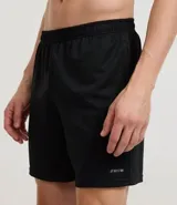 Bermuda masculina color gris oscuro con textura de microperforaciones, cintura elástica con cordón ajustable y bolsillos.