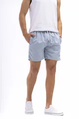 Short de baño rosado con estampado de rombos, cintura elastizada con cordón ajustable, bolsillos laterales y trasero.