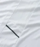 Remera deportiva de hombre con tecnología Dry, cuello redondo y mangas cortas. Presenta un diseño con estampa sutil tipo heat print y detalles de líneas en los hombros.
