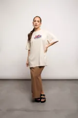 Remera color crema de algodón con estampado de frutas y texto en azul.