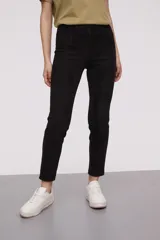 Calza de tiro alto confeccionada en material tipo gamuza, con corte ajustado al cuerpo y costuras verticales decorativas en el frente.