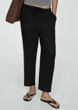 Pantalon de lino color negro, de corte recto y diseño holgado. Cuenta con cintura elástica con cordón ajustable y bolsillos laterales.